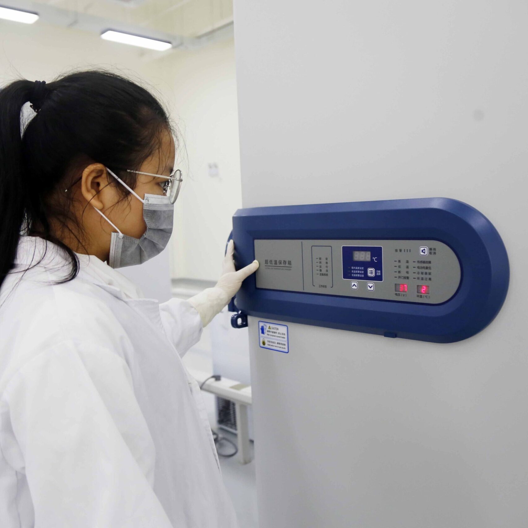 A Chinese researcher adjusts the temperatures of freezers in a lab at the China's largest biobank, Shanghai Zhangjiang Biobank, in Zhangjiang High-Tech Park in Shanghai, China, 24 October 2017.

The Shanghai Zhangjiang Biobank officially opened on October 13 in Zhangjiang High-Tech Park. Set up by the Zhangjiang High-Tech Administration, the biobank is one of the priority projects of the park involving nearly 100 million yuan (US$15 million) in investment. The Biobank is the largest of its kind in China with advanced and automated equipment. It has a capacity of storing 10 million biological samples, and will provide biological samples for clinical, medicine and health researches and industrialization worldwide. The biobank's 500,000 tumor tissues are the first batch of the stock, using olefin and stored in room temperature, said Ye Yang, marketing director of Shanghai Outdo Biotech Co. In order to protect their customers' privacy, each sample only has a serial number and a QR code on it, which contains the customer's medical record, family medical history, and whether they smoke or not. Various cell samples and tumor tissues are stored in liquid nitrogen, while blood serum, plasma, blood hemocytes, and nucleic acid are stored in ultra-low temperature freezers, Ye added.
